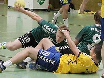 Mitte der zweiten Hälfte ging es im Pokalspiel in der Stefter Mehrzweckhalle recht herzhaft zur Sache, Dominik Orf (TV Marktsteft), Sebastian Beck (HSV Main-Tauber) und Florian Lang (TV Marktsteft) landen auf dem Boden der Tatsachen... Foto: Gerd Ludwig