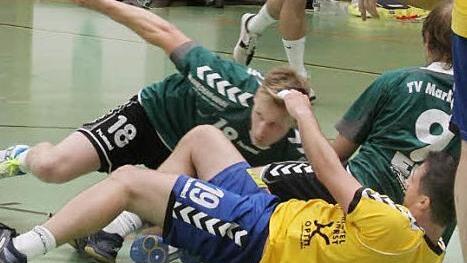 Mitte der zweiten Hälfte ging es im Pokalspiel in der Stefter Mehrzweckhalle recht herzhaft zur Sache, Dominik Orf (TV Marktsteft), Sebastian Beck (HSV Main-Tauber) und Florian Lang (TV Marktsteft) landen auf dem Boden der Tatsachen... Foto: Gerd Ludwig
