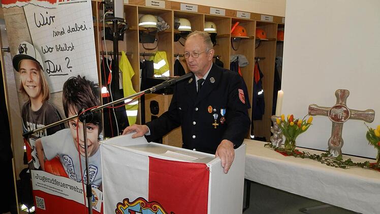 Der frühere Kommandant Karl Hofmann blickte auf die 133-jährige Geschichte der Feuerwehr Possenheim zurück. Foto: Rainer Fritsch