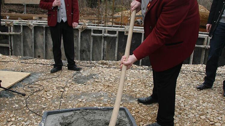 Die Zeitkapsel ist versenkt - Holger Pohl verfüllt die Röhre.