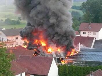 Am Dienstagabend brannte es in der Gärtnerei Gickelhorn in Reiterswiesen (Stadt Bad Kissingen). Der vorläufige Schaden wurde auf rund 200 000 Euro geschätzt. Foto: Friedrich Junge