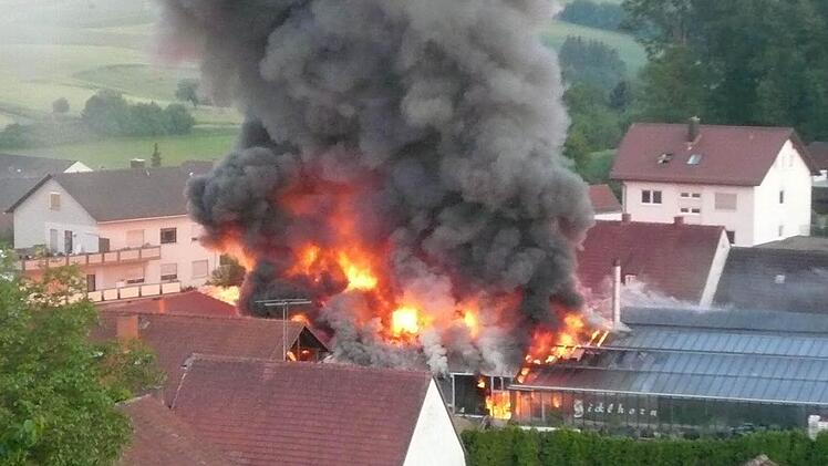 Am Dienstagabend brannte es in der Gärtnerei Gickelhorn in Reiterswiesen (Stadt Bad Kissingen). Der vorläufige Schaden wurde auf rund 200 000 Euro geschätzt. Foto: Friedrich Junge