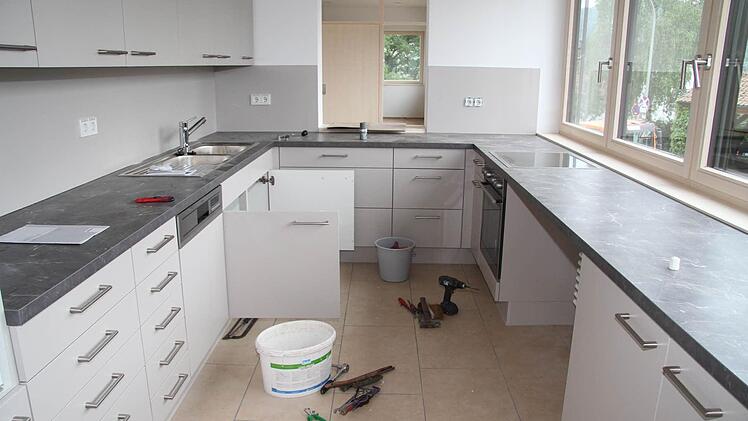 Die Küche hat eine Durchreiche - praktisch bei größeren Veranstaltungen.