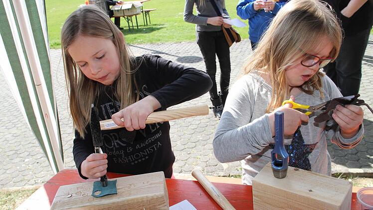 Mit Hammer und Stanzeisen fertigten diese beiden hier Schlüsselanhänger. Foto: Gerda Völk