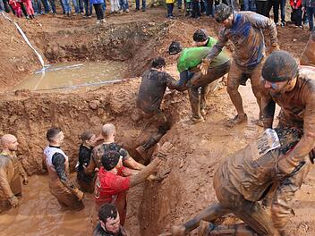 Die Münnerstädter Schlammlöcher gibt es nicht mehr, dafür wird verbal mit Schlamm geworfen. Foto: Heike Beudert