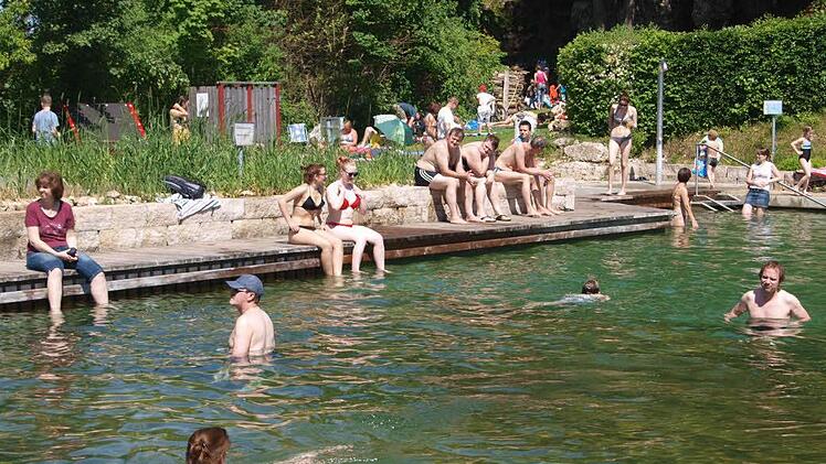 Herrliche Erfrischung an Fronleichnam im gut besuchten Höhenschwimmbad Gößweinstein   Foto: Thomas Weichert