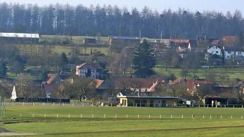 Freies Wlan für das ganze Dorf, das wollen die Fatschenbrunner aufbauen. Am Sportgelände (im Bildvordergrund) ist bereits ein Anfang gemacht, das Mehrzweckgebäude und einige Privathäuser im Ort sollen weitere Knotenpunkte für das Netz sein, das jedermann von seinem privaten DSL-Anschluss unterstützen und enger knüpfen kann. Foto: Sabine Weinbeer