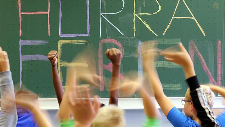 Schüler freuen sich auf die Ferien: Wenn das Schulzeugnis schlechter ausfällt, sollten Eltern einfühlsam reagieren, Foto: Stephan Jansen/dpa