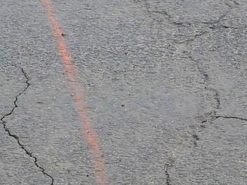 Seit einiger Zeit weist die Straße zwischen Neutennig und der Abzweigung Obertennig mysteriöse Risse quer über die Fahrbahn auf. Foto: eh