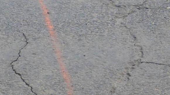 Seit einiger Zeit weist die Straße zwischen Neutennig und der Abzweigung Obertennig mysteriöse Risse quer über die Fahrbahn auf. Foto: eh
