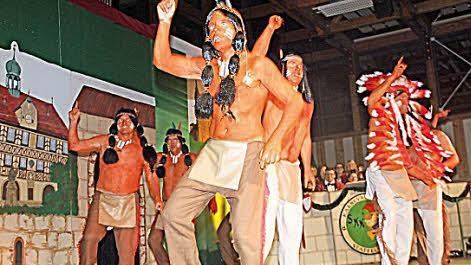 Das SKK-Männerballett trat diesmal indianisch kostümiert auf.