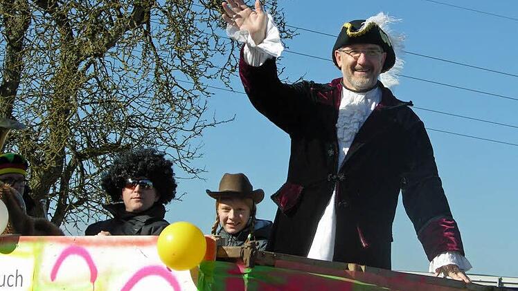 Landrat Michael Busch winkt "seinem Volk". Foto: Klaus Oelzner