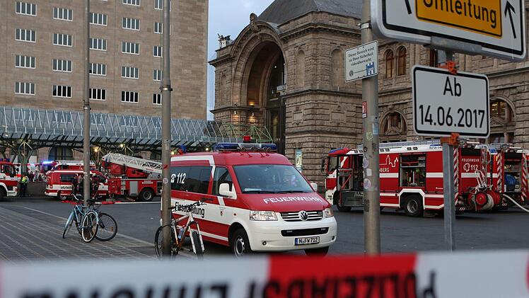 Feuerwehreinsatz am Nürnberger Hauptbahnhof am Freitagabend. Foto: NEWS5