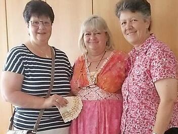 Ellen Kredel (l.) und Marion Grimm (r.) unterst&uuml;tzen die Arbeit von Marion Tavella. Foto: privat