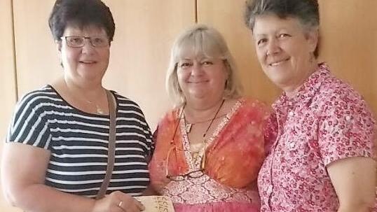 Ellen Kredel (l.) und Marion Grimm (r.) unterst&uuml;tzen die Arbeit von Marion Tavella. Foto: privat