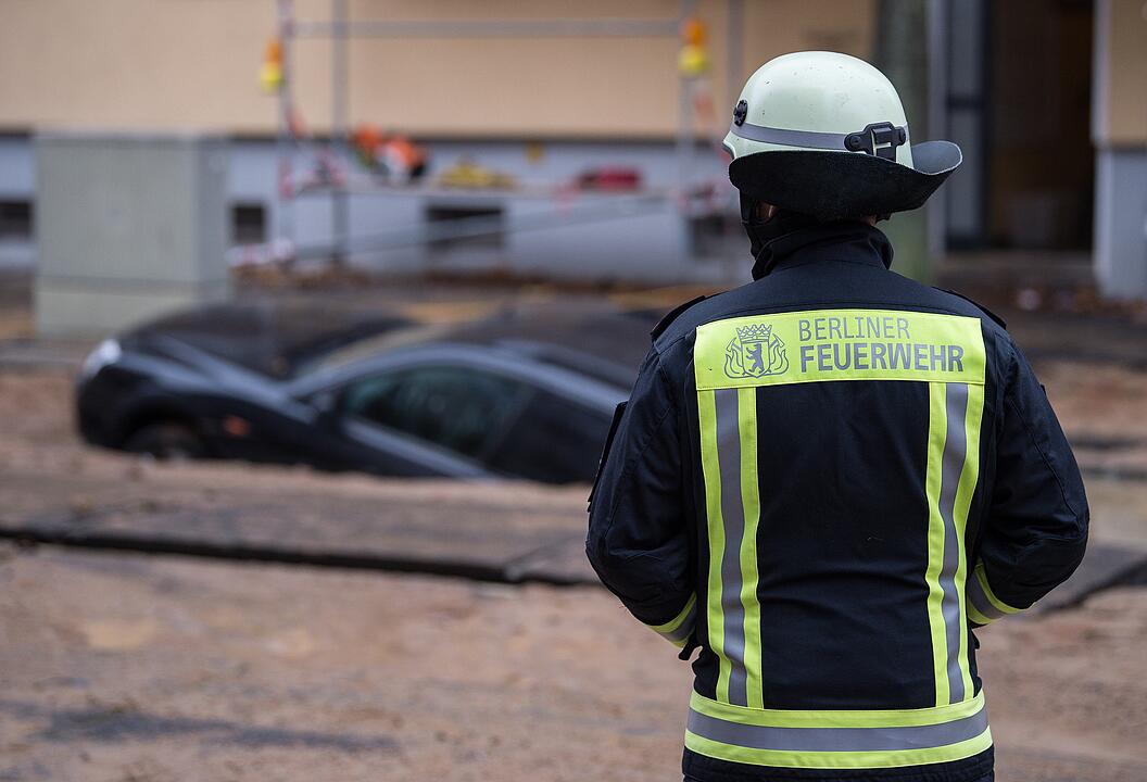 Wasserrohrbruch in Berlin: Straße sackt ab
