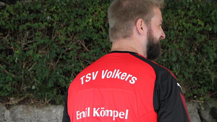 ... und schenken literweise Kreuzbergbier aus. Foto: Ulrike Müller