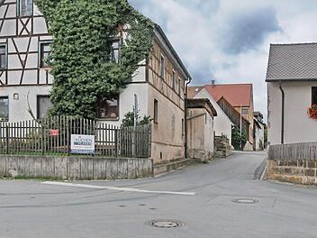 Auf dem Bild der Kreuzungsbereich Honingser Straße/Hauptstraße, der wegen der starken Wellenbildung im Fahrbahnbereich dringend erneuert werden muss, um größere Unfälle zu vermeiden. Dabei sollen gleichzeitig Leerrohre für den Breitbandausbau verlegt werden.  Foto: Karl Heinz Wirth