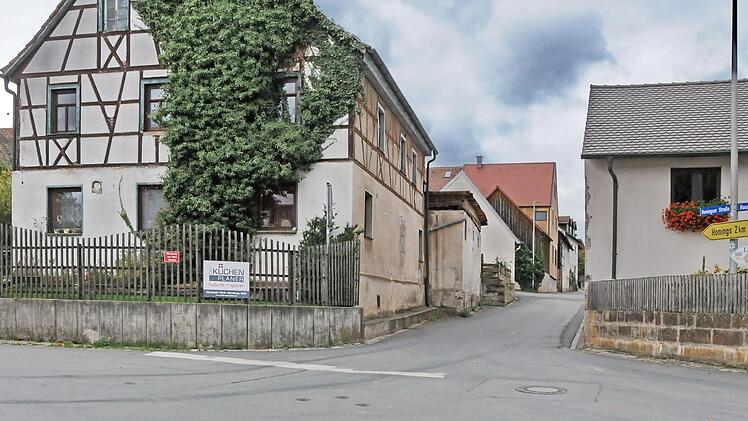 Auf dem Bild der Kreuzungsbereich Honingser Straße/Hauptstraße, der wegen der starken Wellenbildung im Fahrbahnbereich dringend erneuert werden muss, um größere Unfälle zu vermeiden. Dabei sollen gleichzeitig Leerrohre für den Breitbandausbau verlegt werden.  Foto: Karl Heinz Wirth
