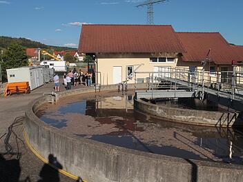 Der Stettfelder Gemeinderat besichtigte die Kläranlage: Sie ist seit 2003 in Betrieb. Für Pumpen und technische Geräte sind in nächster Zeit größere Unterhaltungsmaßnahmen zu erwarten.Fotos: Günther Geiling
