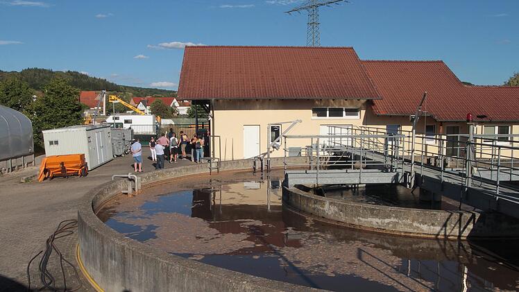 Der Stettfelder Gemeinderat besichtigte die Kläranlage: Sie ist seit 2003 in Betrieb. Für Pumpen und technische Geräte sind in nächster Zeit größere Unterhaltungsmaßnahmen zu erwarten.Fotos: Günther Geiling