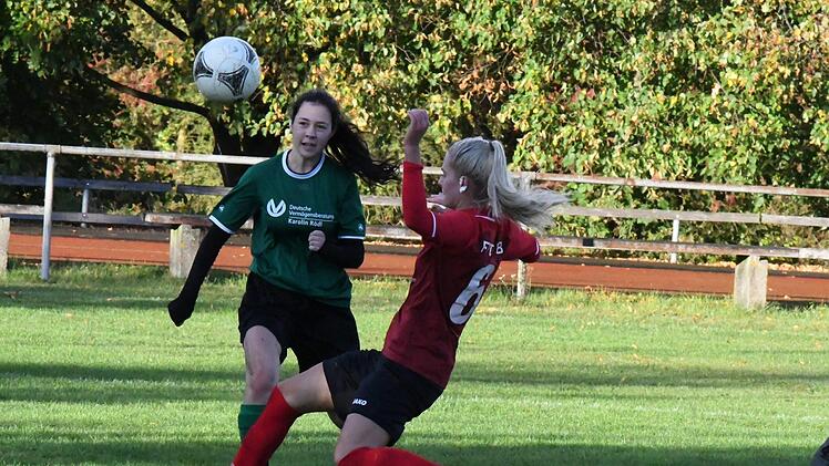 Svenja Cotadamo (links, gegen die Bastheimerin Michelle Pochert) durfte sich mit dem SV Langendorf nach vielen sieglosen Spielen endlich mal wieder über drei Punkte freuen. Foto: Hopf