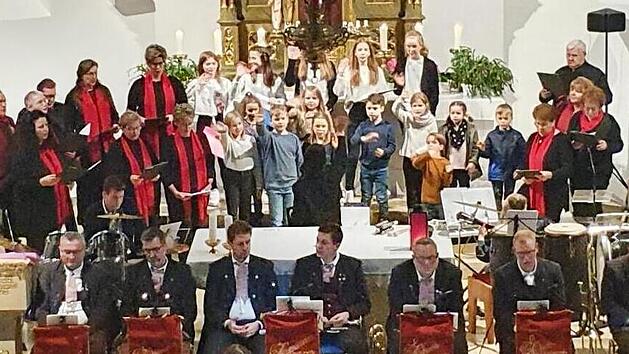 Gesangverein &bdquo;Germania&ldquo; und Musikverein Weingarts hatten in die St.-Georg-Kirche geladen.