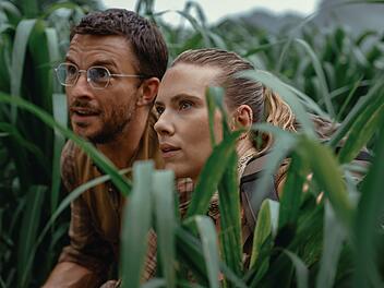 Zora Bennett (Scarlett Johansson) und der Pal&auml;ontologe Dr. Henry Loomis (Jonathan Bailey) sollen die DNA von ein paar &uuml;beraus gef&auml;hrlichen Dinosauriern beschaffen.