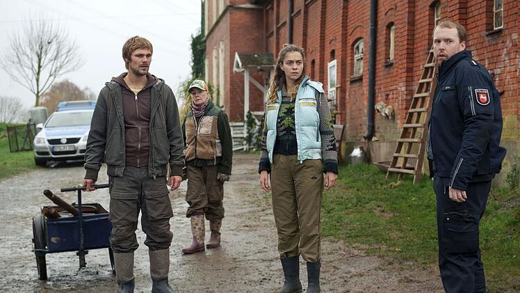 Ermittlungen auf dem Biohof der Feldhusens (von links): Sven Feldhusen (Henning Flüsloh), seine Mutter Marlies Feldhusen (Lina Wendel) sowie Partnerin Frauke (Ronja Herberich) bekommen nach dem Tod ihres Landarbeiters Besuch von Polizist Olaf Gehrke (Ole Fischer).