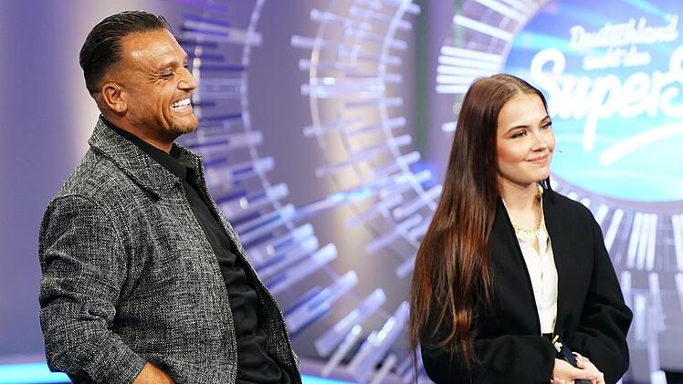 Menowin lie&szlig; sich zur Rpckkehr zu DSDS bewegen - und wurde direkt in den Recall geschickt. Tochter Jiepen macht gute Miene zum seltsamen Spiel - und hatte ds Mitgef&uuml;hl von Isi Gl&uuml;ck.