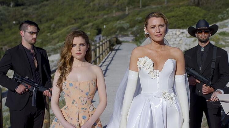 Stephanie Smothers (Anna Kendrick, links) hatte ein seltsames Gef&uuml;hl, als sie einwilligte, Blake Livelys (Emily Nelson) Trauzeugin zu werden. Damit soll sie Recht behalten.