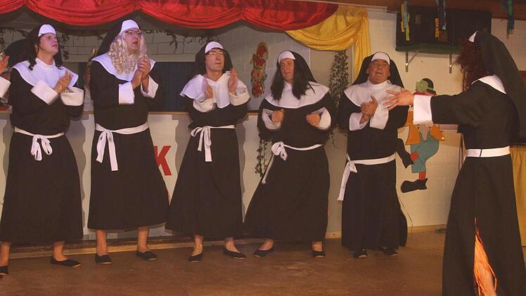 Bei "sister act" kam das Männer-Ballett in Nonnentracht.