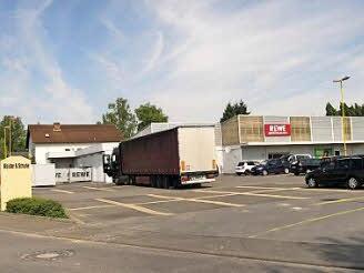 Auf dem Parkplatz vor dem Rewe-Markt (links vom Lkw und dem Pkw) soll der neue Getränkemarkt entstehen.  Foto: Günther Geiling