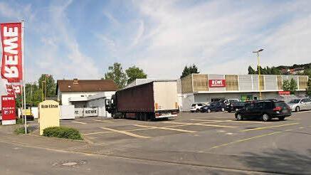 Auf dem Parkplatz vor dem Rewe-Markt (links vom Lkw und dem Pkw) soll der neue Getränkemarkt entstehen.  Foto: Günther Geiling