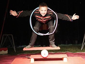 Jordan hat seinen Gleichgewichtssinn perfektioniert, den er auf einer wackligen Rolle zeigt.  Foto: J. Hofbauer