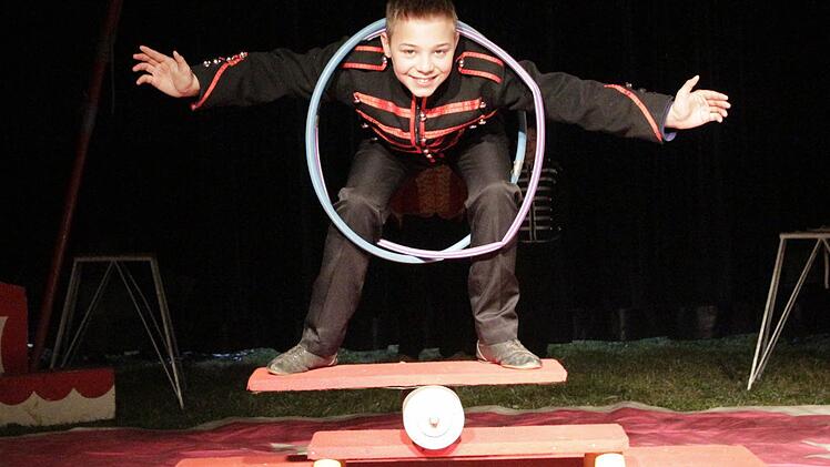 Jordan hat seinen Gleichgewichtssinn perfektioniert, den er auf einer wackligen Rolle zeigt.  Foto: J. Hofbauer