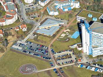 Der neu zu bauende vierte Bettenturm soll direkt an einen der drei bestehenden anschließen - dort, wo aktuell noch ein rechteckiger Parkplatz zu sehen ist (Bildmitte). Fotos: Ronald Rinklef