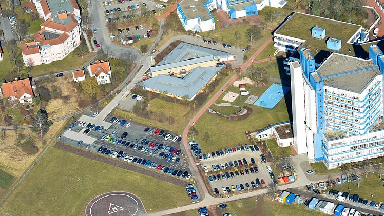 Der neu zu bauende vierte Bettenturm soll direkt an einen der drei bestehenden anschließen - dort, wo aktuell noch ein rechteckiger Parkplatz zu sehen ist (Bildmitte). Fotos: Ronald Rinklef