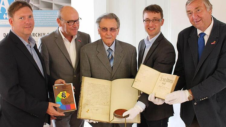 Feierliche Übergabe im Staatsarchiv (von links): Jens Beland, Hans-Karl Bauer, Hugo Thauer, Johannes Haslauer und Hugo Schamberger. Foto: Ulrike Nauer