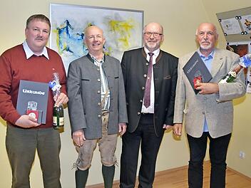 Die Gemeinde Weißenbrunn verleiht Ehrenmedaillen durch Bürgermeister Egon Herrmann (2. v. r.) an (v. l.) Matthias Trukenbrod, Friedrich Thaler und Hans Preinl. Foto: K.- H. Hofmann