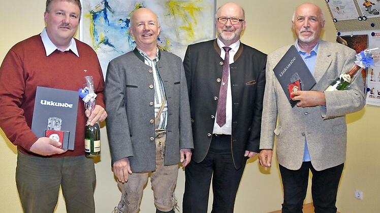 Die Gemeinde Weißenbrunn verleiht Ehrenmedaillen durch Bürgermeister Egon Herrmann (2. v. r.) an (v. l.) Matthias Trukenbrod, Friedrich Thaler und Hans Preinl. Foto: K.- H. Hofmann