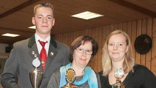 Die Familie Fiedler trifft immer: Jan Fiedler wurde zum Jugendsieger gek&uuml;rt, seine Mutter Heidi Fiedler kam in der Seniorenklasse auf Platz eins, seine Schwester Ramona in der Damenklasse.