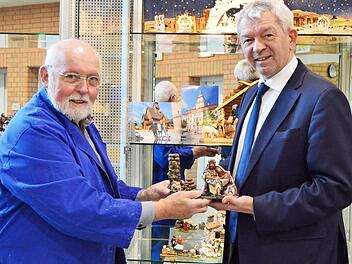 Karlheinz Exner (l.) zeigt Johann Kalb einige Exponate. Foto: Landratsamt