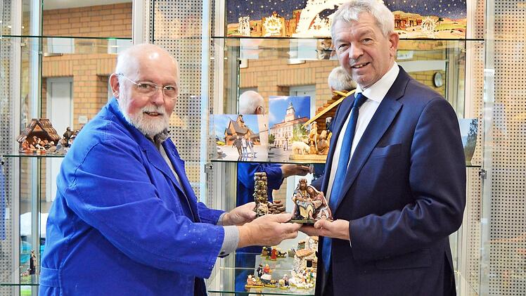 Karlheinz Exner (l.) zeigt Johann Kalb einige Exponate. Foto: Landratsamt
