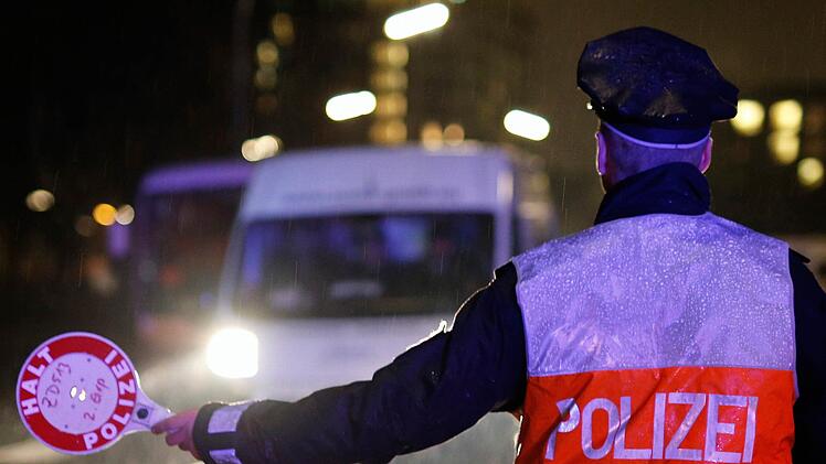 Mutter unter Drogen mit Kind im Auto auf der A9 im Landkreis Hof unterwegs.  Foto: Jörn Pollex/dpa