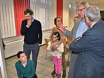Annkatrin Nicklas (kniend) bringt die Ideen von (von rechts) Bürgermeister Jürgen Hennemann, Ebern, Bürgermeister Helmut Dietz, Untermerzbach und weiteren Besuchern auf Papier.  Foto: Helmut Will