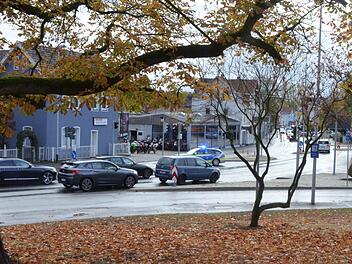 Ein Streifenwagen blockiert Zufahrt in Richtung Neustadter Straße.Rainer Lutz