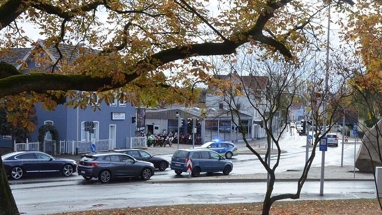 Ein Streifenwagen blockiert Zufahrt in Richtung Neustadter Straße.Rainer Lutz