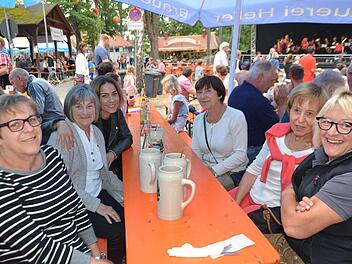 Bärbel Gerber (Zweite von links) mit ihren Cousinen Gitti Adler (links) und Karin Hager (Dritte von rechts). Auch deren Tochter Caroline (Dritte von links) und Pächterin Gundi Baier (rechts) sowie eine Freundin aus Nürnberg freuen sich über den netten Gast aus Amerika.