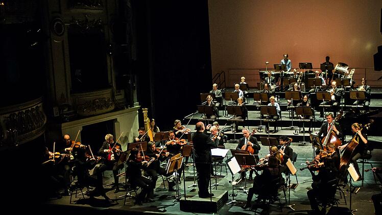 Junge Talente beeindruckten beim Mitmachkonzert im Landestheater Coburg. Unter der Leitung von Wolfgang Lischke musizierten sie gemeinsam mit den Profis des Philharmonischen Orchesters.Foto: Jochen Berger